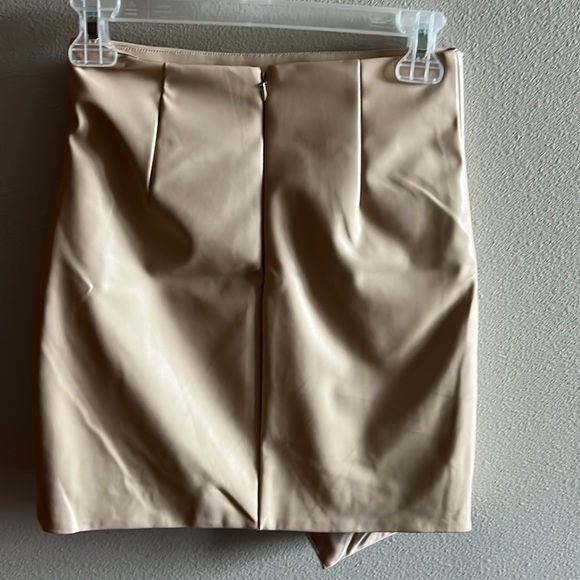 Pink Lily Faux Leather Skirt never been worn - Picture 2 of 3